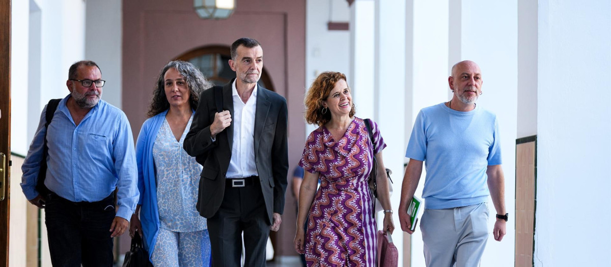 Diputados del grupo Por Andalucía, liderados por el líder de IU, Antonio Maíllo (centro)
