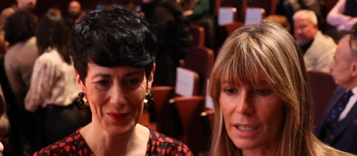 La portavoz del Gobierno, Elma Saiz, junto a Begoña Gómez