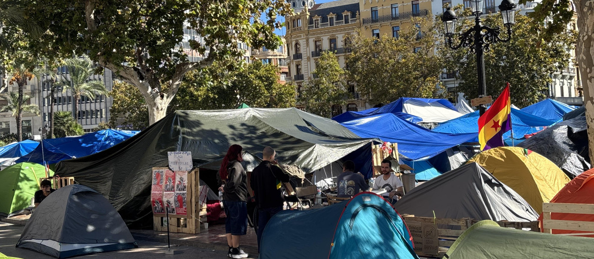 Imagen tomada este jueves de la acampada en la plaza del Ayuntamiento de Valencia