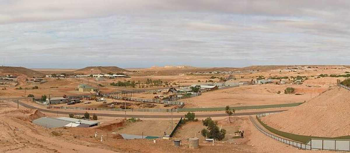 Vista panorámica de Coober Pedy, en Australia, donde sus habitantes viven bajo tierra