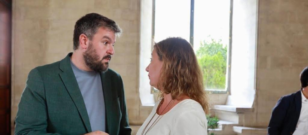 (Foto de ARCHIVO)
El candidato de MÉS per Mallorca al Govern, Lluís Apesteguia, junto a la presidenta del Govern, Francina Armengol

REMITIDA / HANDOUT por MÉS PER MALLORCA
El ecosoberanista, Lluís Apesteguia, conversa con Francina Armengol en la anterior legislatura01/1/1970