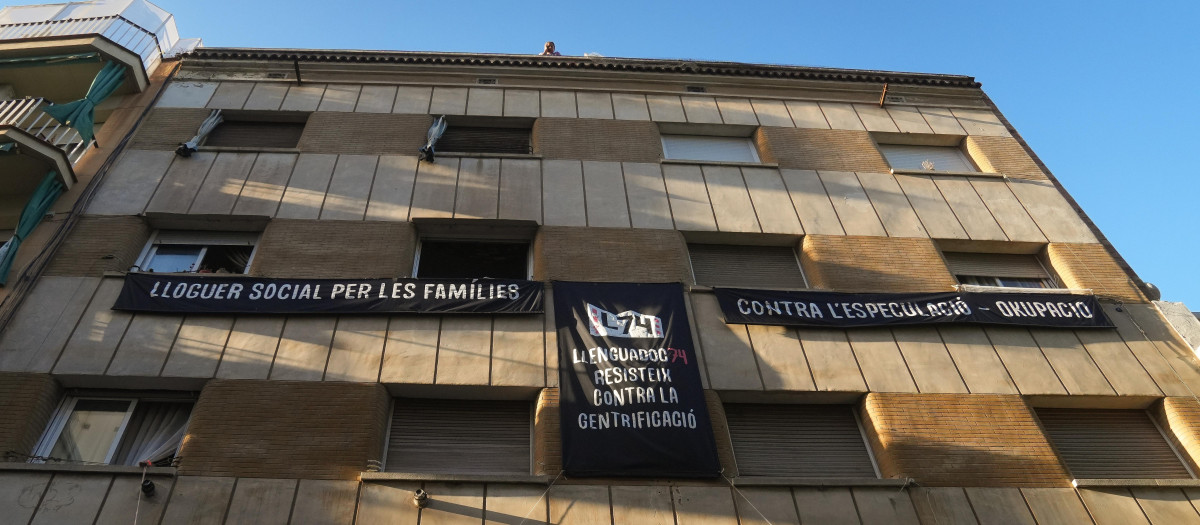 Edificio que ha adquirido el Ayuntamiento de Barcelona en la calle Llenguadoc del distrito de Sant Andreu