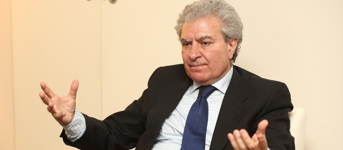 César Antonio Molina