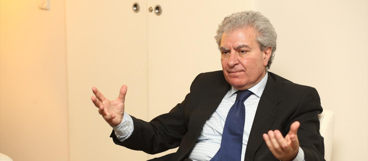 César Antonio Molina