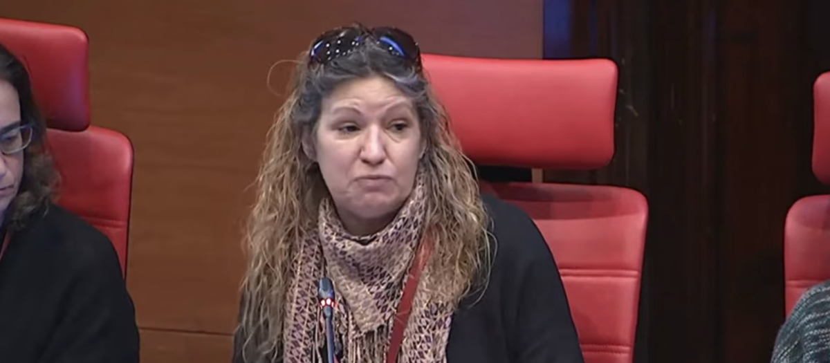 Olga Matute durante su intervención en el Parlament de Cataluña en febrero de 2024