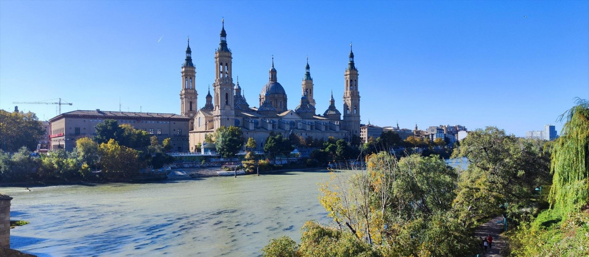 El río Ebro a su paso por Zaragoza con el Pilar de fondo