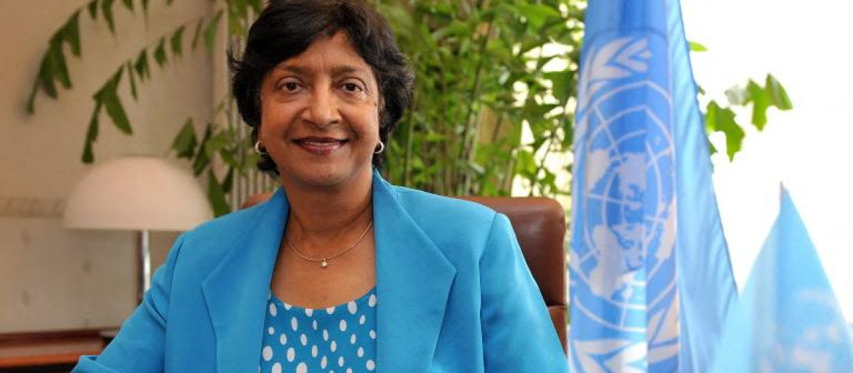 New United Nations High Commissioner for Human Rights, South African judge Navanethem (Navi) Pillay poses in her office at the Palais Wilson, headquarters of the specialised UN agency as she takes up her post on Spetember 1, 2008 in Geneva. Navi Pillay succedes Canadian Louise Arbour who stepped down at the end of her term on June 30.  AFP PHOTO / FABRICE COFFRINI (Photo by FABRICE COFFRINI / AFP)