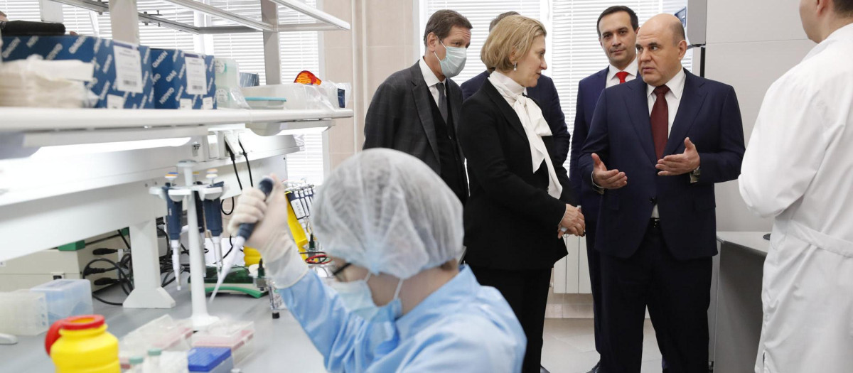 En la imagen de archivo, la directora de Rospotrebnadzor, Anna Popova, durante una visita al Centro de Investigación de Viroligía y Biotecnología