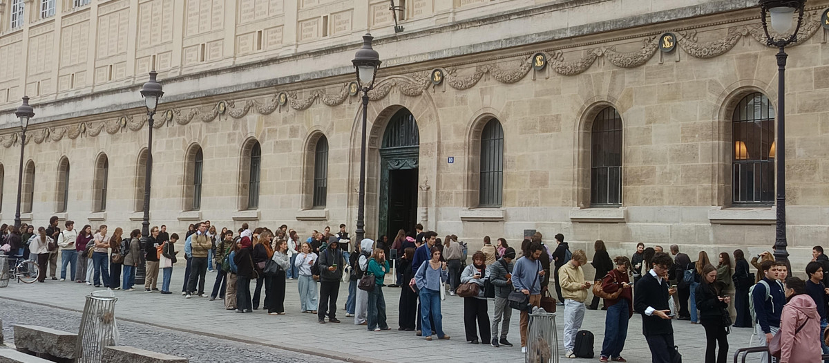 Estudiantes universitarios esperan a la apertura de la Biblioteca de Sainte Genevieve de París