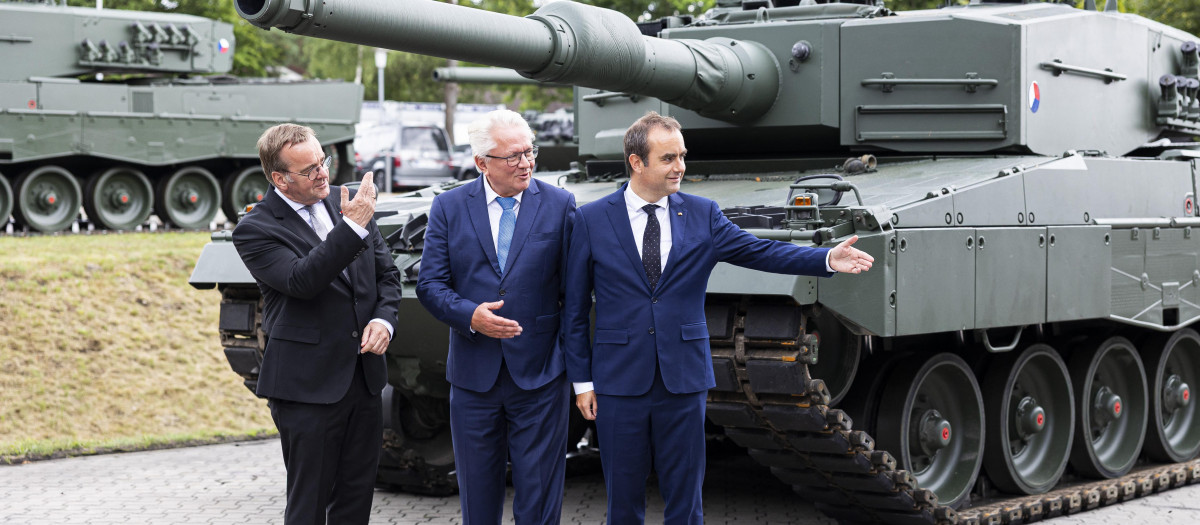 Boris Pistorius de Alemania, Armin Papperger, CEO de Rheinmetall AG y Sebastien Lecornu de Francia posan frente a un tanque de guerra (2025)