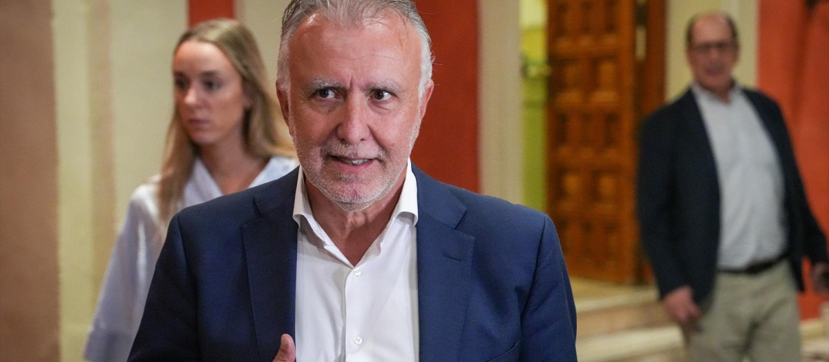 El ministro de Política Territorial y Memoria Democrática, Ángel Víctor Torres, atiende a los medios de comunicación. A 07 de octubre de 2026, en Sevilla (Andalucía, España).El ministro de Política Territorial y Memoria Democrática, Ángel Víctor Torres (d) junto al director del elDiario.es , Juan Ignacio Escolar (i), participa en un diálogo titulado 'Memoria democrática. Asignatura perenne' dentro de la XIII edición del ciclo Letras en Sevilla bajo el lema '1936: la guerra que perdimos todos'.

María José López / Europa Press
07/10/2026