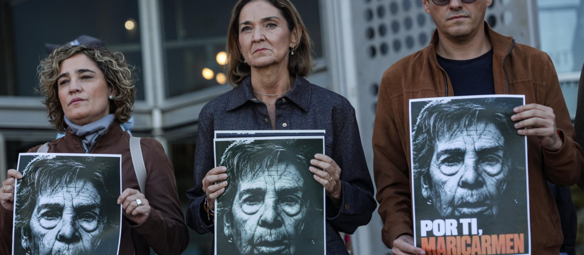 La portavoz del PSOE en el Ayuntamiento de Madrid, Reyes Maroto, con otros concejales socialistas con carteles de Maricarmen