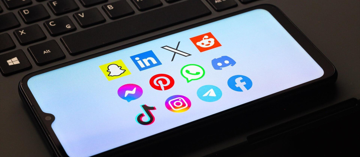 (Imagen de archivo de varios iconos de redes sociales en un móvil
