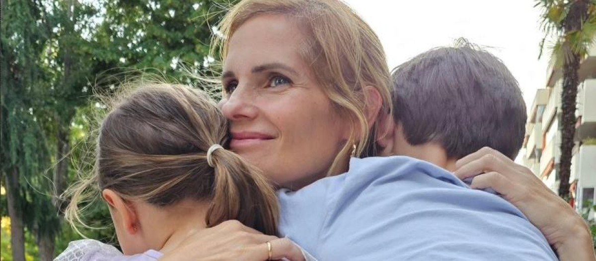 Paloma, con dos de sus hijos