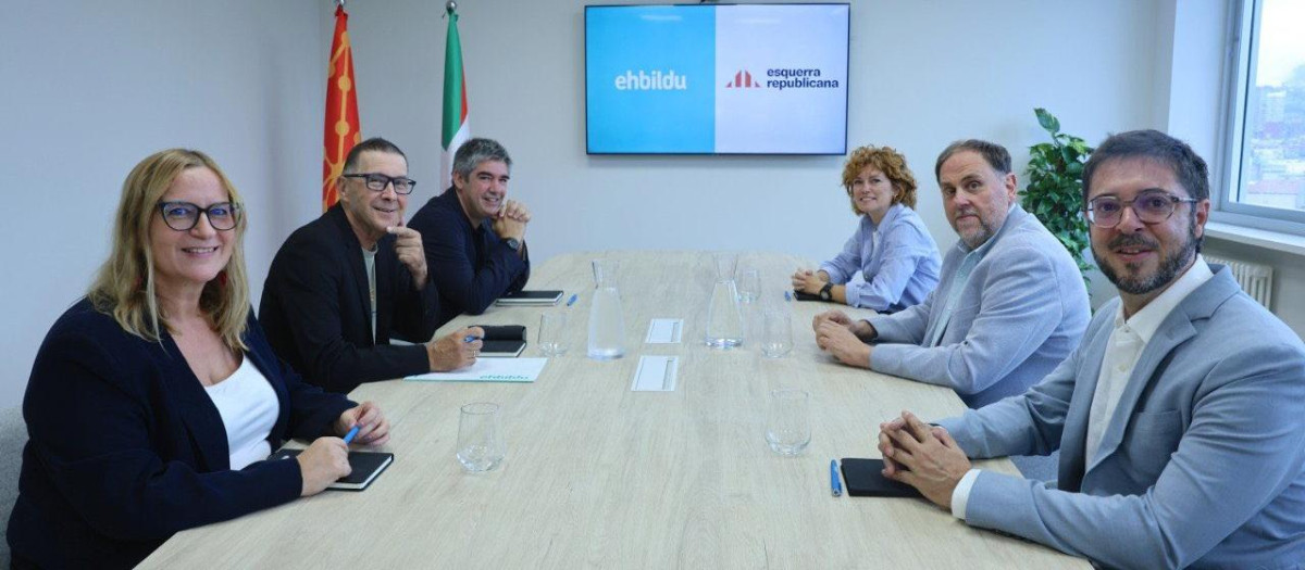 EH Bildu, con Arnaldo Otegi a la cabeza, y ERC, liderado por el golpista Oriol Junqueras, en el anuncio de su candidatura conjunta en el Senado
