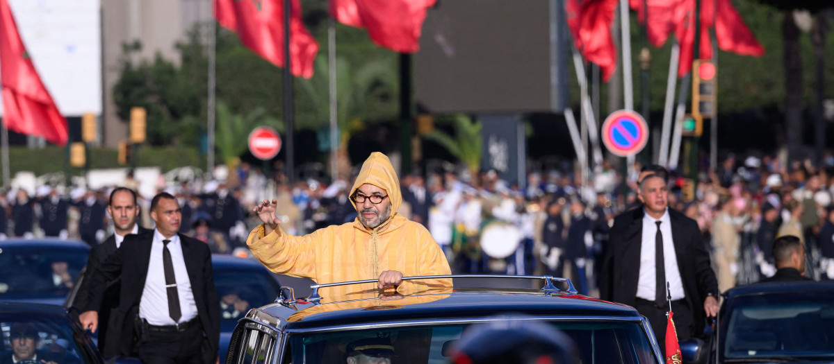 El Rey Mohamed VI de Marruecos llegando a la sesión inaugural del parlamento recién elegido en el edificio del Parlamento en Rabat.