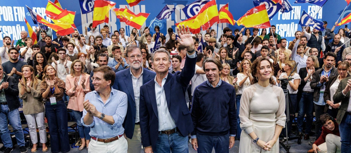 Feijóo, en el acto de precampaña, acompañado por José Luis Martínez Almeida, Mariano Rajoy, José María Aznar e Isabel Díaz Ayuso