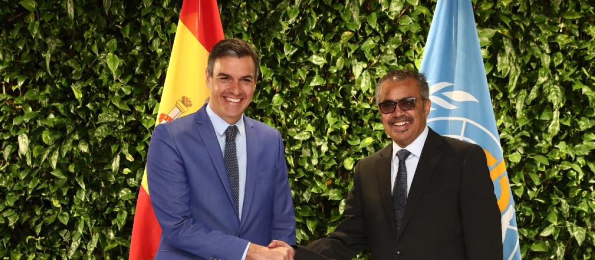 Imagen del presidente del Gobierno, Pedro Sánchez con el presidente de la OMS, Tedros Adhanom Ghebreyesus