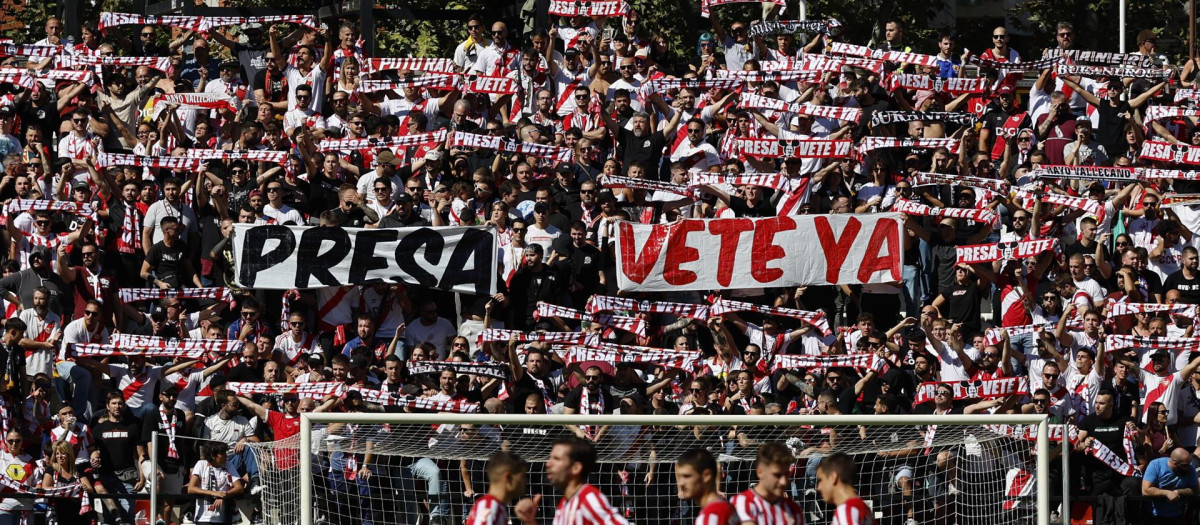 Protestas de la afición del Rayo Vallecano contra Raúl Martín Presa
