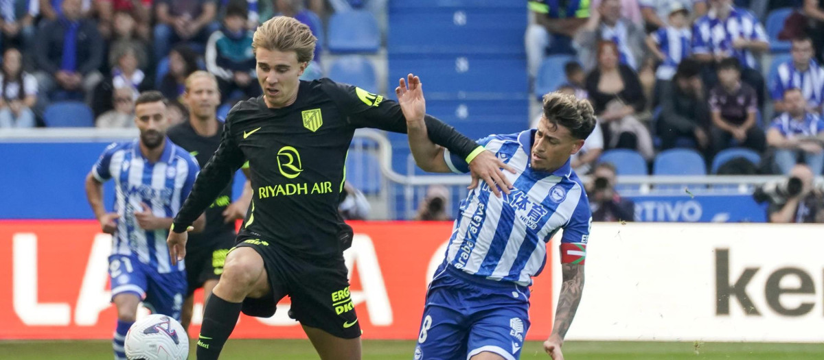 Pablo Barrios (i), del Atlético de Madrid, lucha por el balón con Antonio Blanco (d), del Deportivo Alavés