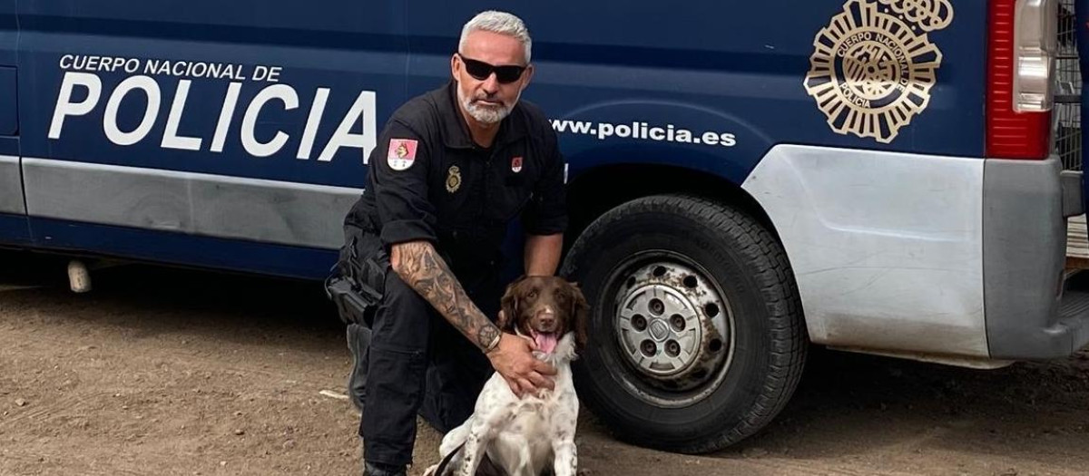 El agente de Policía Nacional de la Unidad de Guías Caninos de la Jefatura Superior de Canarias con el perro 'Rony'