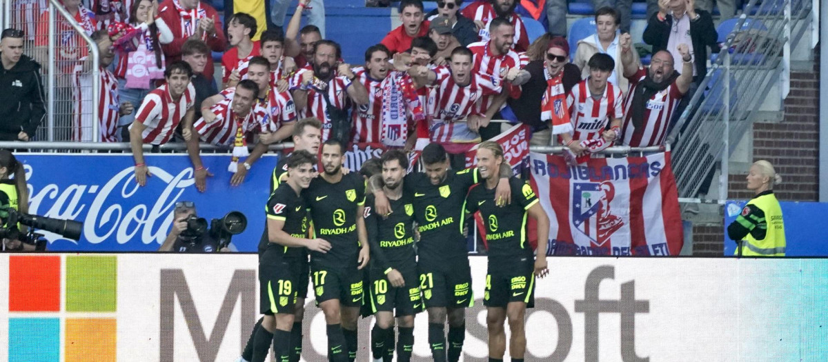 El futbolista del Atlético de Madrid Cristian Romero (2d) celebra tras marcar el 1-2 ante el Deportivo Alavés