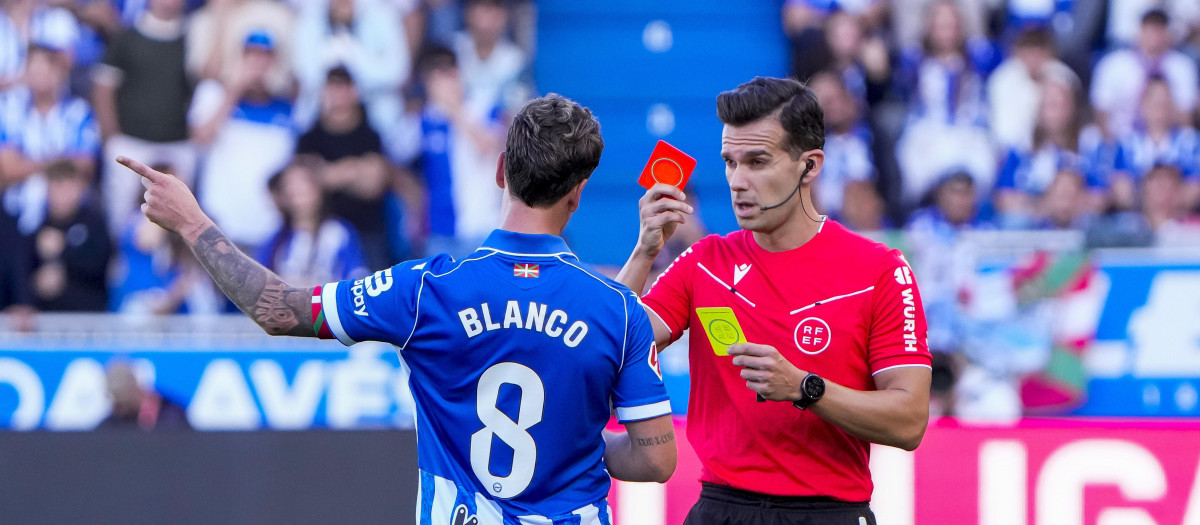 Alejandro Quintero mostrando la decisión tomada tras haber ido al VAR