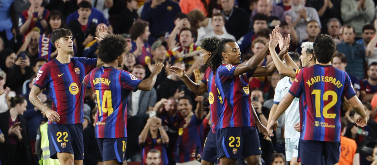 Jugadores del Barca celebrando el gol de Koundé