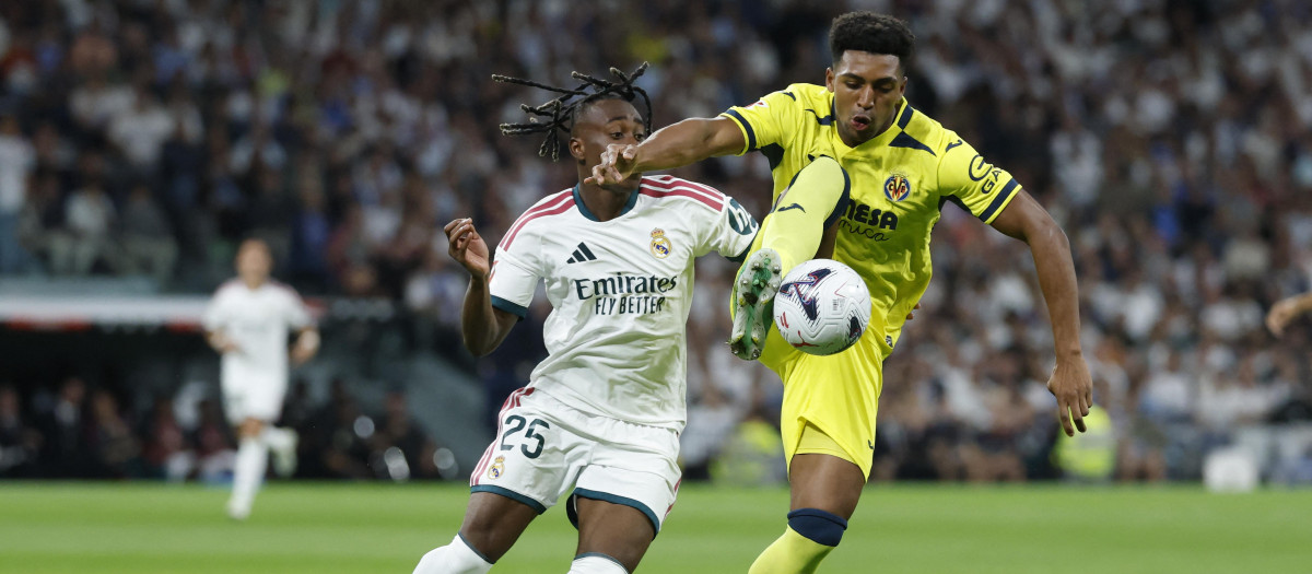 Yan Diomande y Alexander Freeman luchan por un balón en el Real Madrid - Villarreal