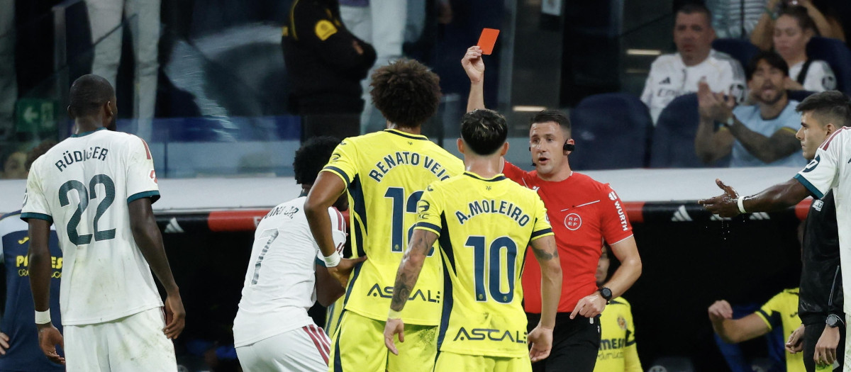 Díaz de Mera Escuderos expulsa a Vinicius Jr. por tirar del pelo a Saliba