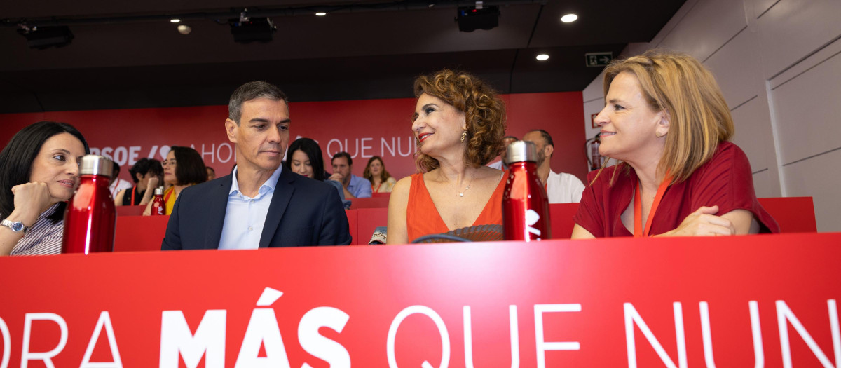 Imagen de Pedro Sánchez junto a Rebeca Torró, María Jesús Montero y Pilar Bernabé tomada en el último Comité Federal del PSOE