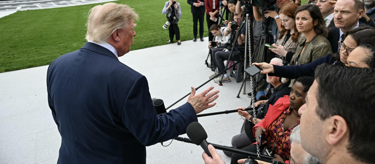 El presidente estadounidense Donald Trump habla con la prensa antes de dirigirse al Marine One en el jardín sur de la Casa Blanca en Washington, D.C.,