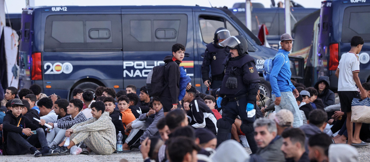 La Policía Nacional desaloja a cientos de inmigrantes del Guano (Ceuta)