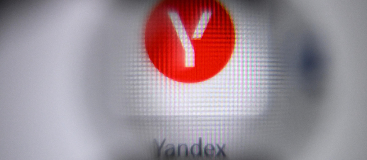 El logotipo del motor de búsqueda ruso Yandex en la pantalla de un portátil