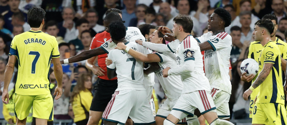 Vinicius Jr. se va a por Díaz de Mera Escuderos tras ser expulsado