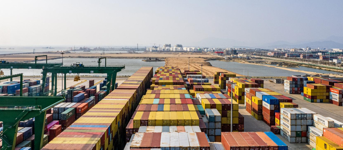 Contenedores apilados en la terminal de carga internacional del puerto de Jiangyin, en Fuqing.