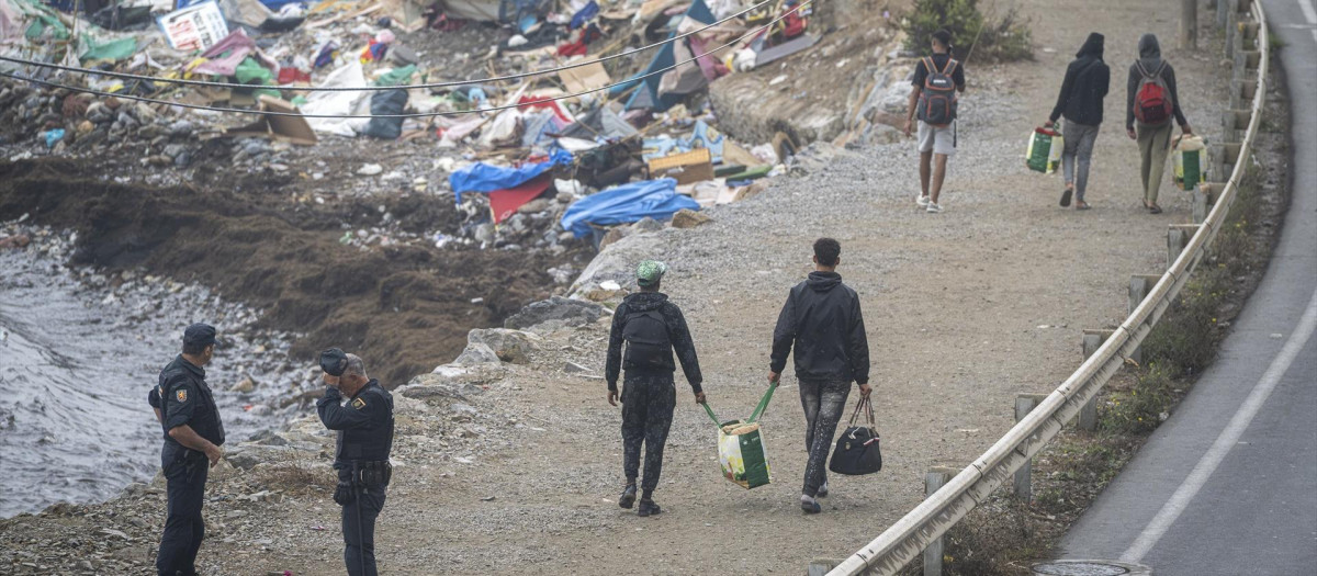Agentes de la Policía Nacional intervienen durante el proceso de desalojo de la playa de El Trampolín.