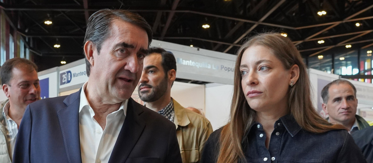 La portavoz del PP en el Congreso y portavoz de campaña electoral del 29N, Ester Muñoz, visita la Feria de Productos de León acompañada, entre otros, del presidente provincial, Juan Carlos Suárez-Quiñones, y el portavoz y candidato del PP a la Alcaldía de León, David Fernández, entre otros miembros del partido
