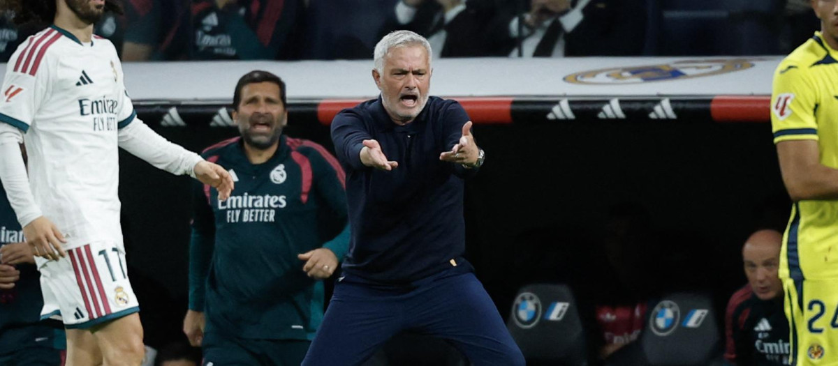 José Mourinho reacciona con indignación a una decisión de Isidro Díaz de Mera Escuderos en el Real Madrid - Villarreal