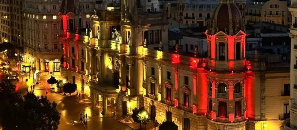 Imagen de archivo de la fachada del Ayuntamiento de Valencia con los colores de la bandera de España por el Día de la Hispanidad