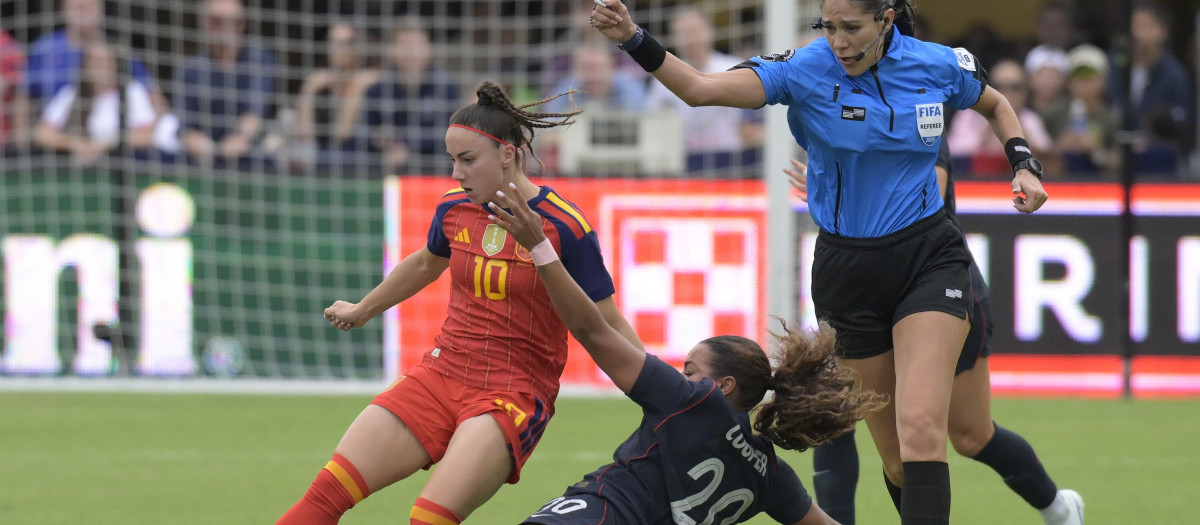 Athenea del Castillo disputando el balón con Michelle Cooper en el partido amistoso entre Estados Unidos y España