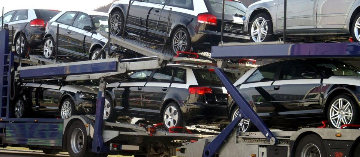 Cada día decenas de coches usados germanos cruzan la frontera camino de España