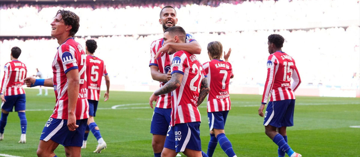 Los jugadores del Atlético de Madrid, en un partido en el Metropolitano