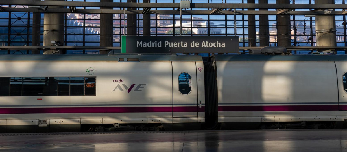 Un AVE parado en una vía de la estación de Atocha.