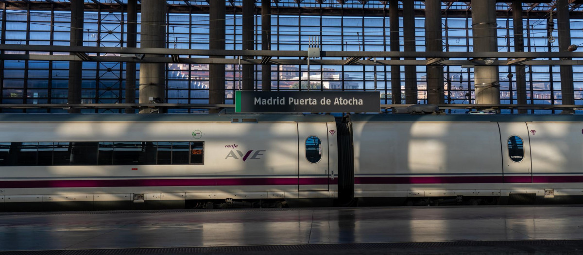 Un AVE parado en una vía de la estación de Atocha.