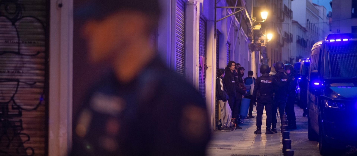 Agentes de la Policía Nacional durante un desahucio en Madrid.