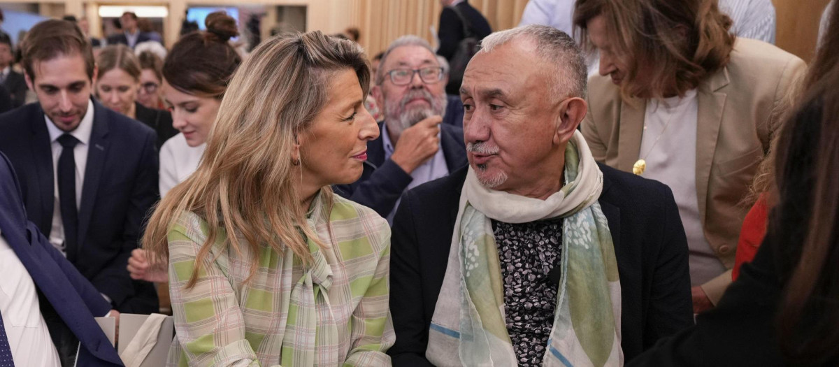 La vicepresidenta segunda y ministra de Trabajo y Economía Social, Yolanda Díaz conversa con el secretario general de UGT, Pepe Álvarez