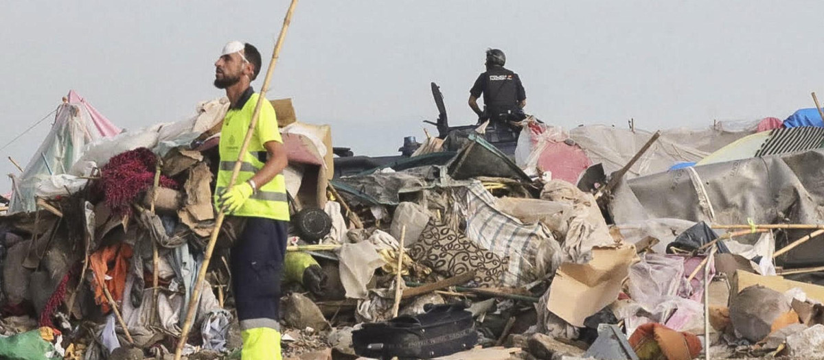 Los operarios recogen los restos de las chabolas levantadas por los inmigrantes en la antigua fábrica de Guano de Ceuta