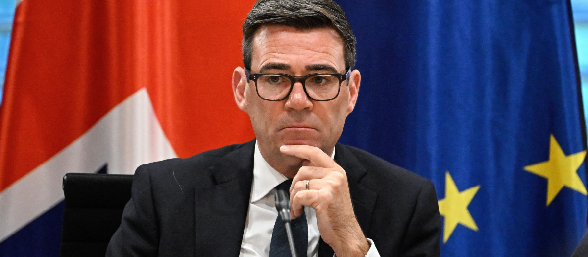 El primer ministro británico, Andy Burnham, participa en un foro empresarial