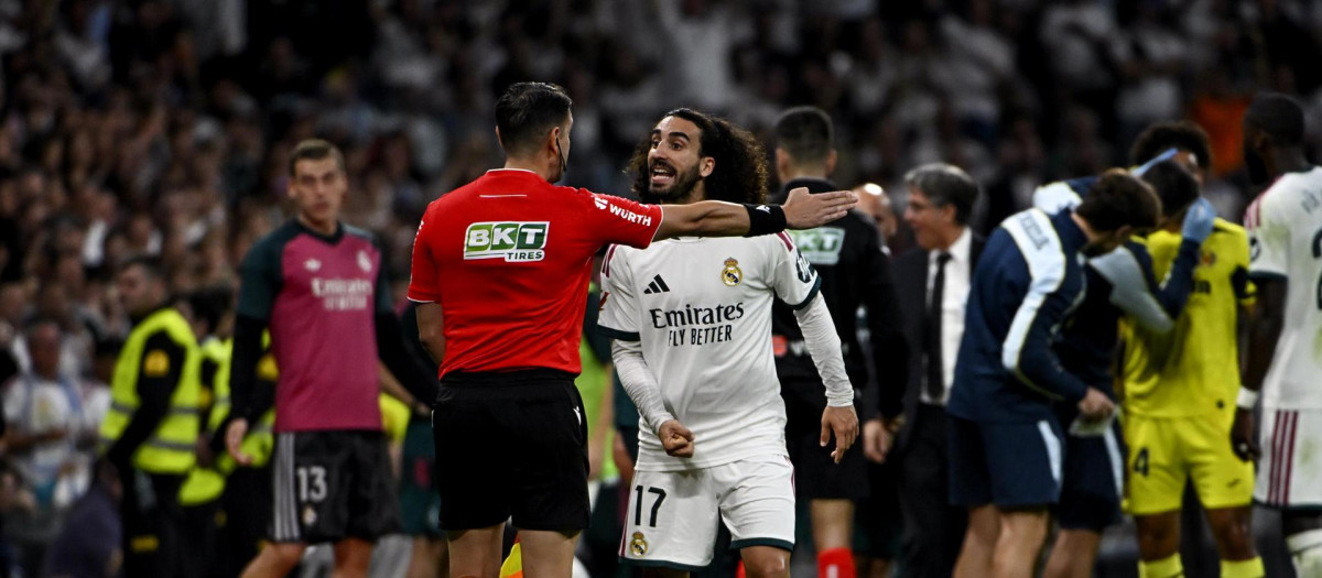 Marc Cucurella se enfrenta al árbitro Díaz de Mera durante el Real Madrid - Villarreal